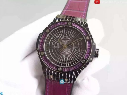 Vành bezel của đồng hồ được lấp đầy bằng những viên kim cương nhân tạo màu tím thời thượng sáng bóng