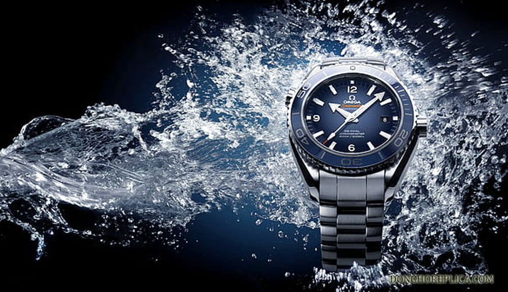 Về giá cả: Đồng hồ Omega siêu cấp có giá rẻ hơn rất nhiều lần so với đồng hồ chính hãng. Nếu mua một chiếc đồng hồ chính hãng mà chúng ta có thể mua được 10 chiếc đồng hồ bản sao. Điều này đã đánh vào tâm lí của các bạn trẻ hiện nay.