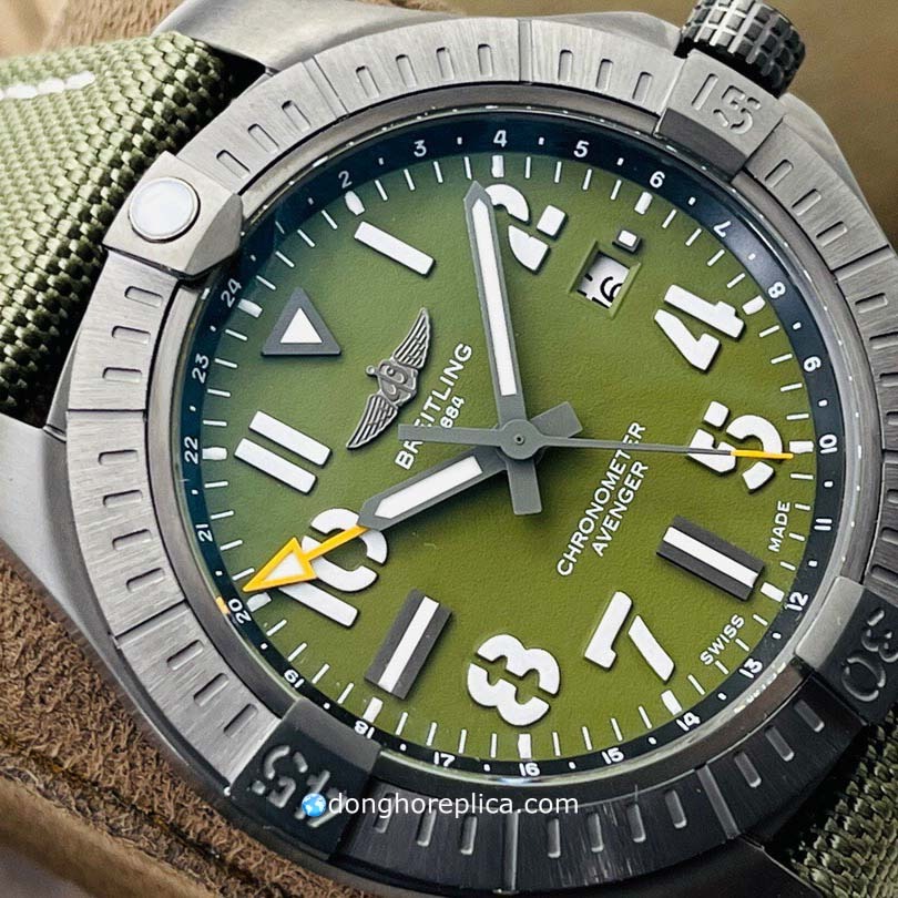 Đồng Hồ Breitling Avenger Chronometer Green Dial V323952A1L1X1 Rep